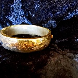 Vintage Ladies Gold Tone Bangle Bracelet...little worn but still pretty..